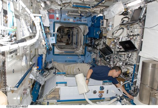 Noguchi uses vacuum cleaner in the JPM during Expedition 22
