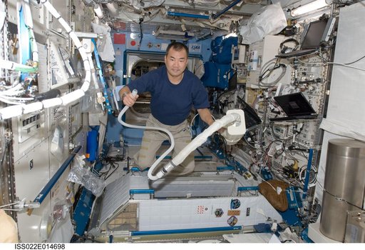 Noguchi uses vacuum cleaner in the JPM during Expedition 22
