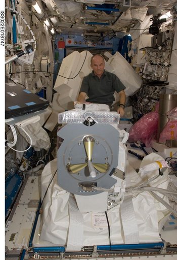 Williams works on JEMRMS SFA in the JPM during Expedition 22