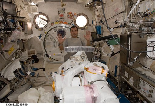 Noguchi works on JEMRMS SFA in the JPM during Expedition 22