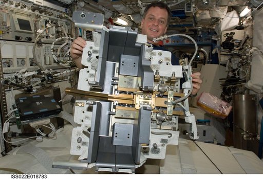 Creamer works with JEMRMS SFA in the COF during Expedition 22