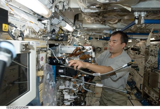 Noguchi removes the FPEF MI in the JPM during Expedition 22