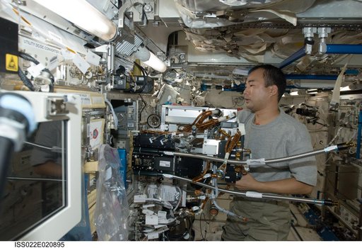 Noguchi removes the FPEF MI in the JPM during Expedition 22
