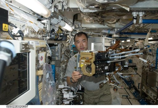 Noguchi removes the FPEF MI in the JPM during Expedition 22