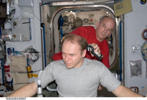 Kotov receives haircut during Expedition 22