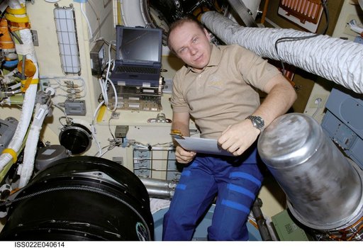 Kotov works with Plasma Crystal-3+ Experiment in the SM during Expedition 22