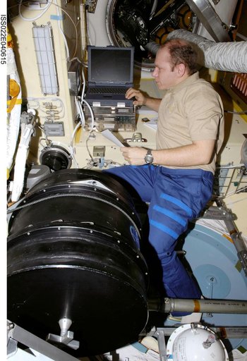 Kotov works with Plasma Crystal-3+ Experiment in the SM during Expedition 22