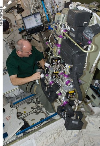 Williams works on the CDRA IFM in the JPM during Expedition 22