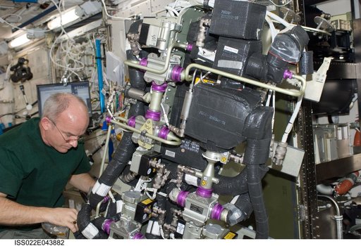 Williams works on the CDRA IFM in the JPM during Expedition 22