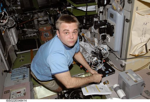 Suraev with Earth Observation Experiment in the SM during Expedition 22