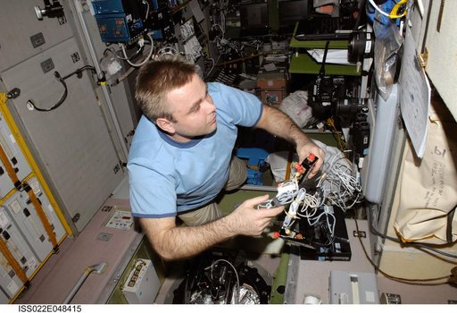 Suraev with Earth Observation Experiment in the SM during Expedition 22