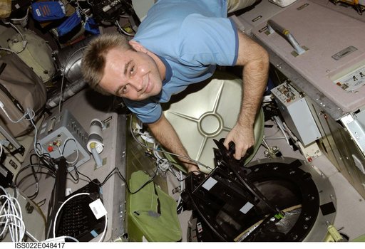 Suraev with Earth Observation Experiment in the SM during Expedition 22