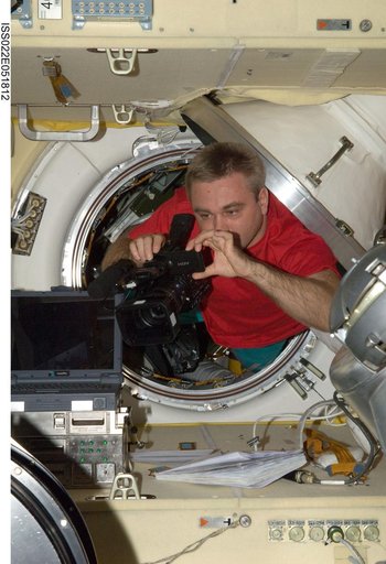 Suraev takes photo in the SM Transfer Compartment during Expedition 22