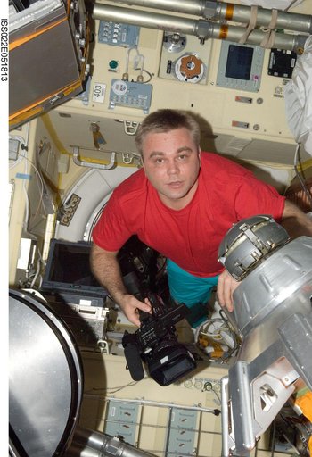 Suraev holds camera in the Transfer Compartment of the SM during Expedition 22