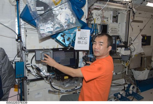 Noguchi in the JPM during Expedition 22