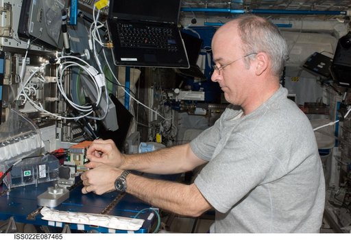 Williams services TROPI2 Experiment in the Columbus Module during Expedition 22