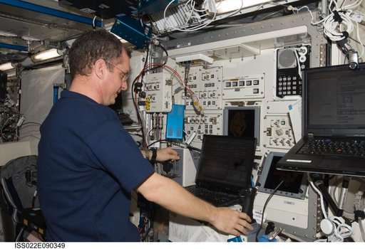 Creamer checks out SFA Grapple in the JPM during Expedition 22