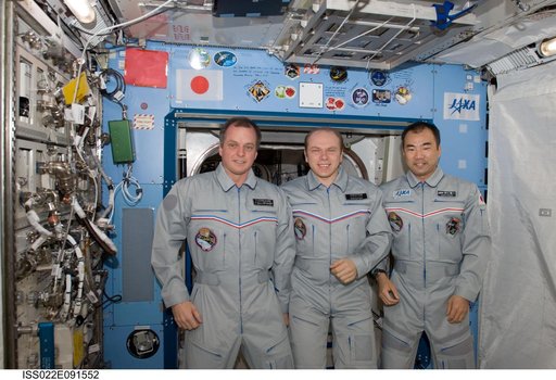 Creamer, Kotov, and Noguchi pose for photo in the JPM during Expedition 22