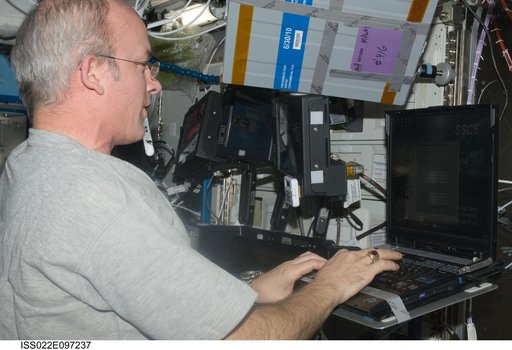 Williams performs self reaction test in the U.S. Laboratory during Expedition 22