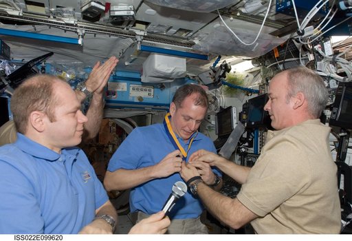 Williams presents award to Creamer in the U.S. Laboratory during Expedition 22