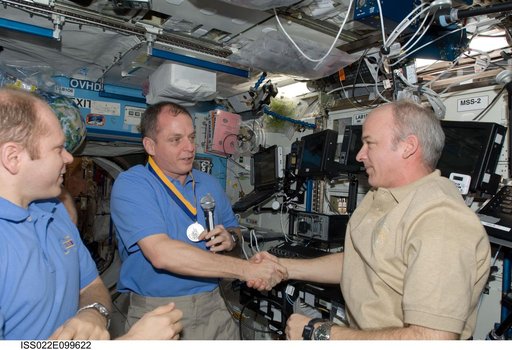 Creamer receives award from Williams in the U.S. Laboratory during Expedition 22
