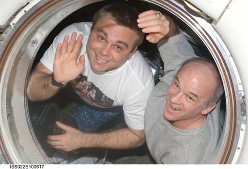 Suraev and Williams in the hatch area during Expedition 22