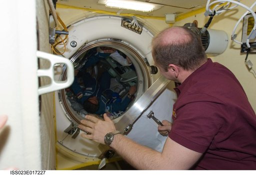 Soyuz TMA-18/22S Hatch Opening