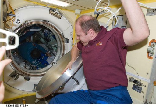 Soyuz TMA-18/22S Hatch Opening