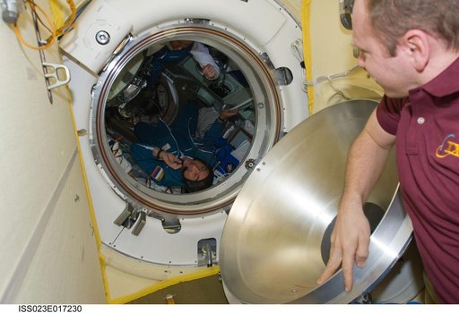 Soyuz TMA-18/22S Hatch Opening