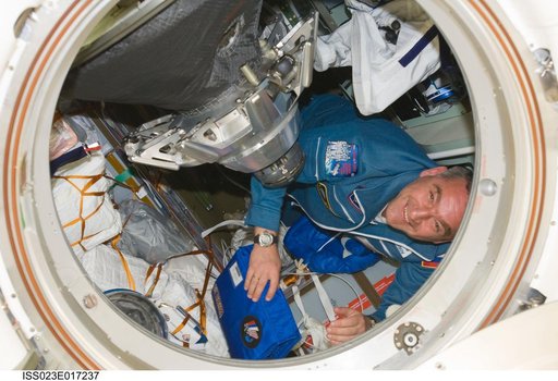 Soyuz TMA-18/22S Hatch Opening