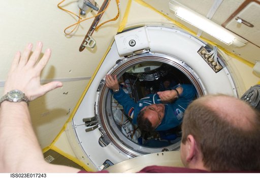 Soyuz TMA-18/22S Hatch Opening