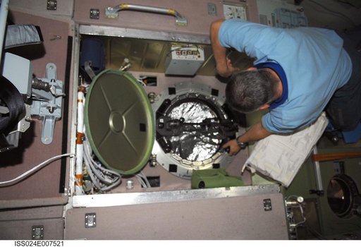 FE Fyodor Yurchikhin works on the Uragan Experiment in the SM