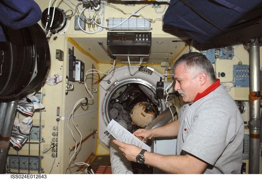 FE Yurchikhin works with the VETEROK Science Hardware