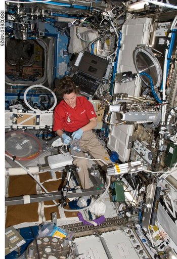 Coleman installs new furnace in the MSL - U.S. Laboratory during Expedition 26