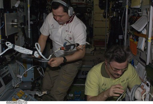Kaleri and Skripochka works at the TORU Console