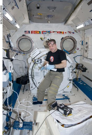 Garan conducts CsPINs Experiment Operations