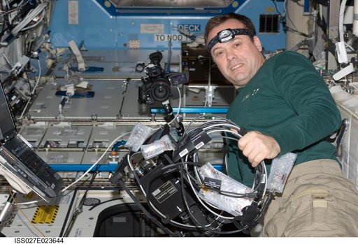 Garan conducts ISSAC installation in the US Lab