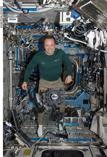 Garan conducts ISSAC installation in the US Lab