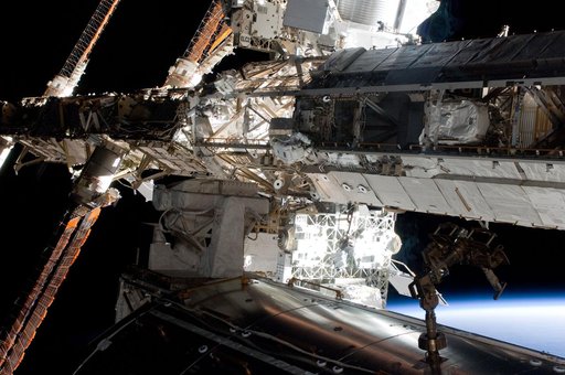 Feustel and Chamitoff translate the S3 Truss during EVA 1
