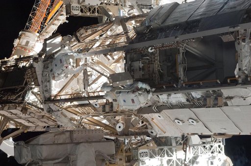 Feustel and Chamitoff translate the STBD Truss during EVA 1