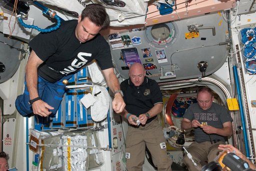 Expedition 27 and STS-134 Crewmembers share a meal in Node 1