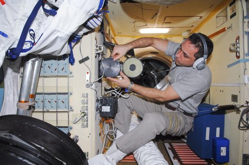 Shkaplerov conducts an active session for the Russian Experiment KPT-10 Kulonvkiy Kristill