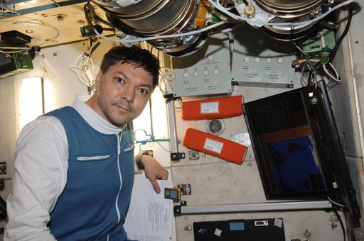 Kononenko transfers Bioecology Kit from Soyuz to SM for stowage