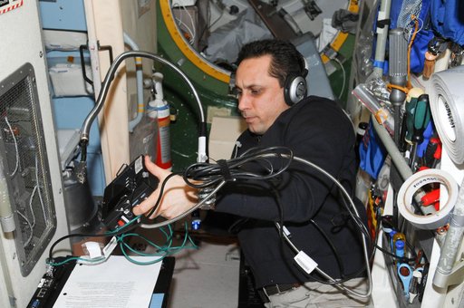 Shkaplerov uses a Video Display Unit in the SM