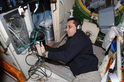 Shkaplerov uses a Video Display Unit in the SM