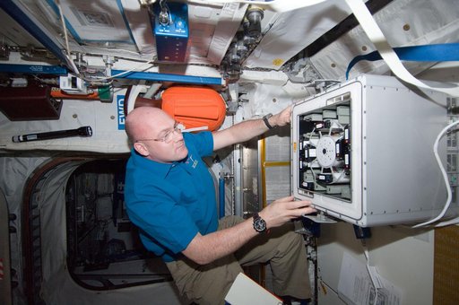 Kuipers works with the ESA ROALD-2 experiment in the KUBIK-3 container