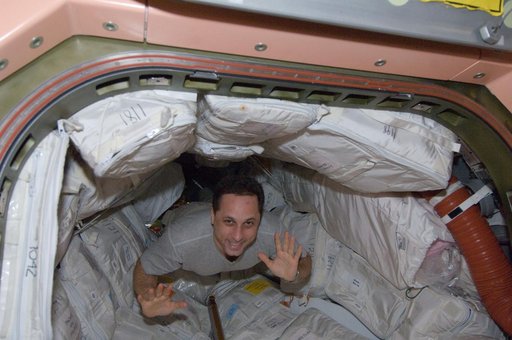Shkaplerov floats through hatch in the Node 1