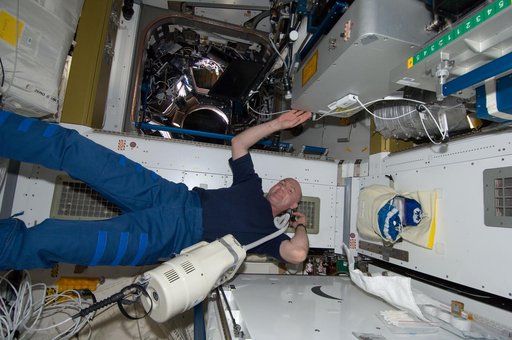 Kuipers trims his hair in the Node 3