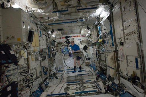 Pettit prepares for a NASA EPO Activity in the JPM