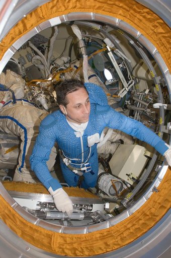 Shkaplerov prepares for EVA